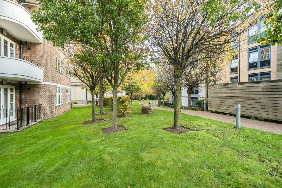 Flat Scott Avenue in Greater London