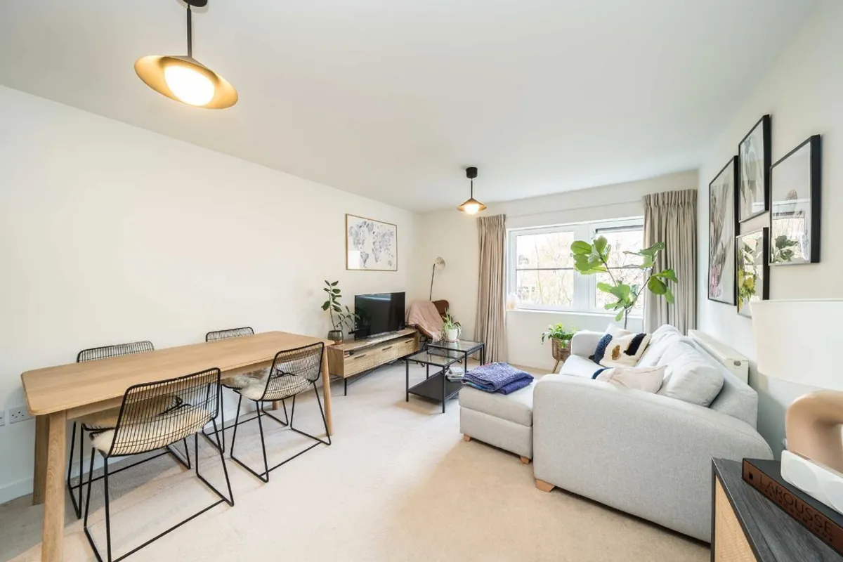 Flat Scott Avenue in Greater London