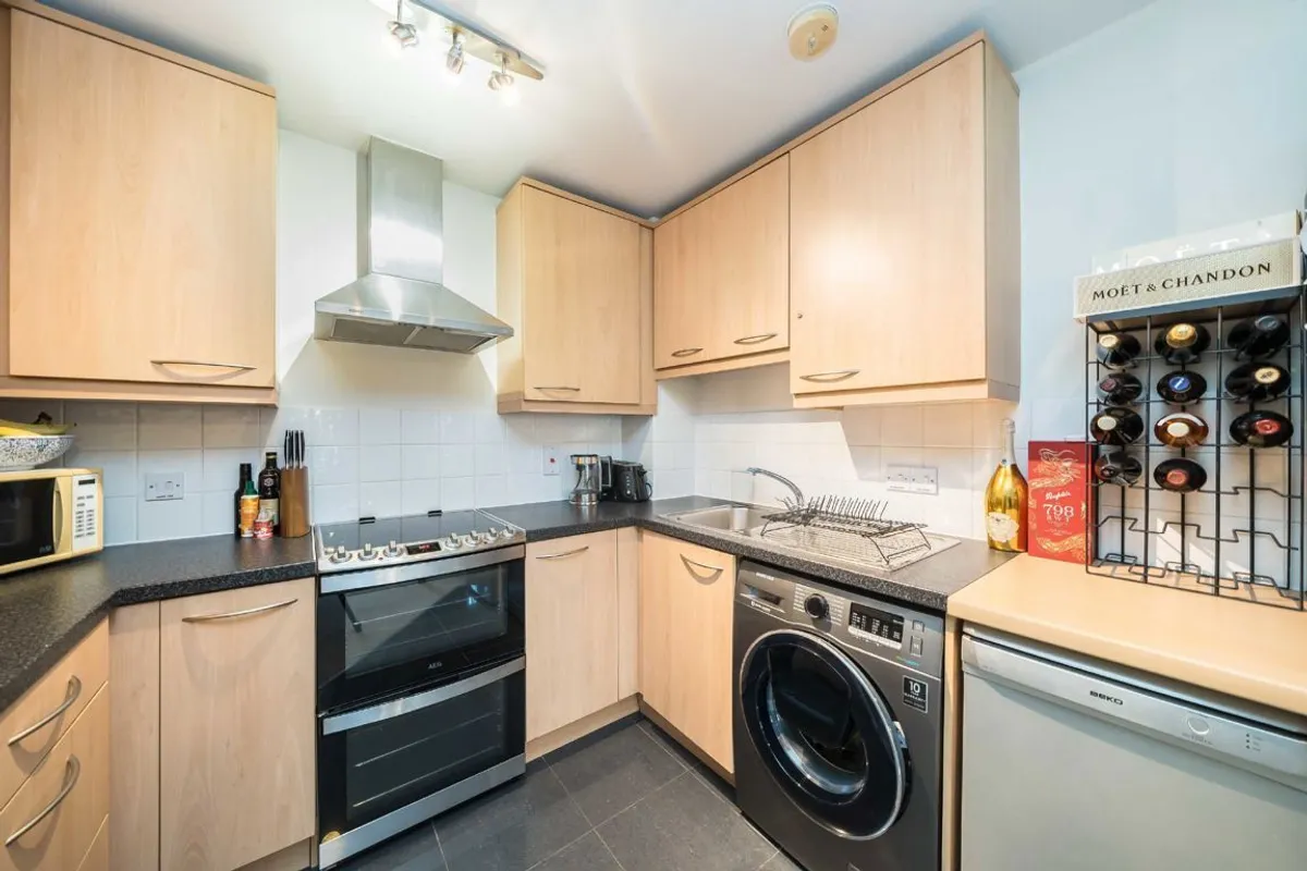 Flat Scott Avenue in Greater London