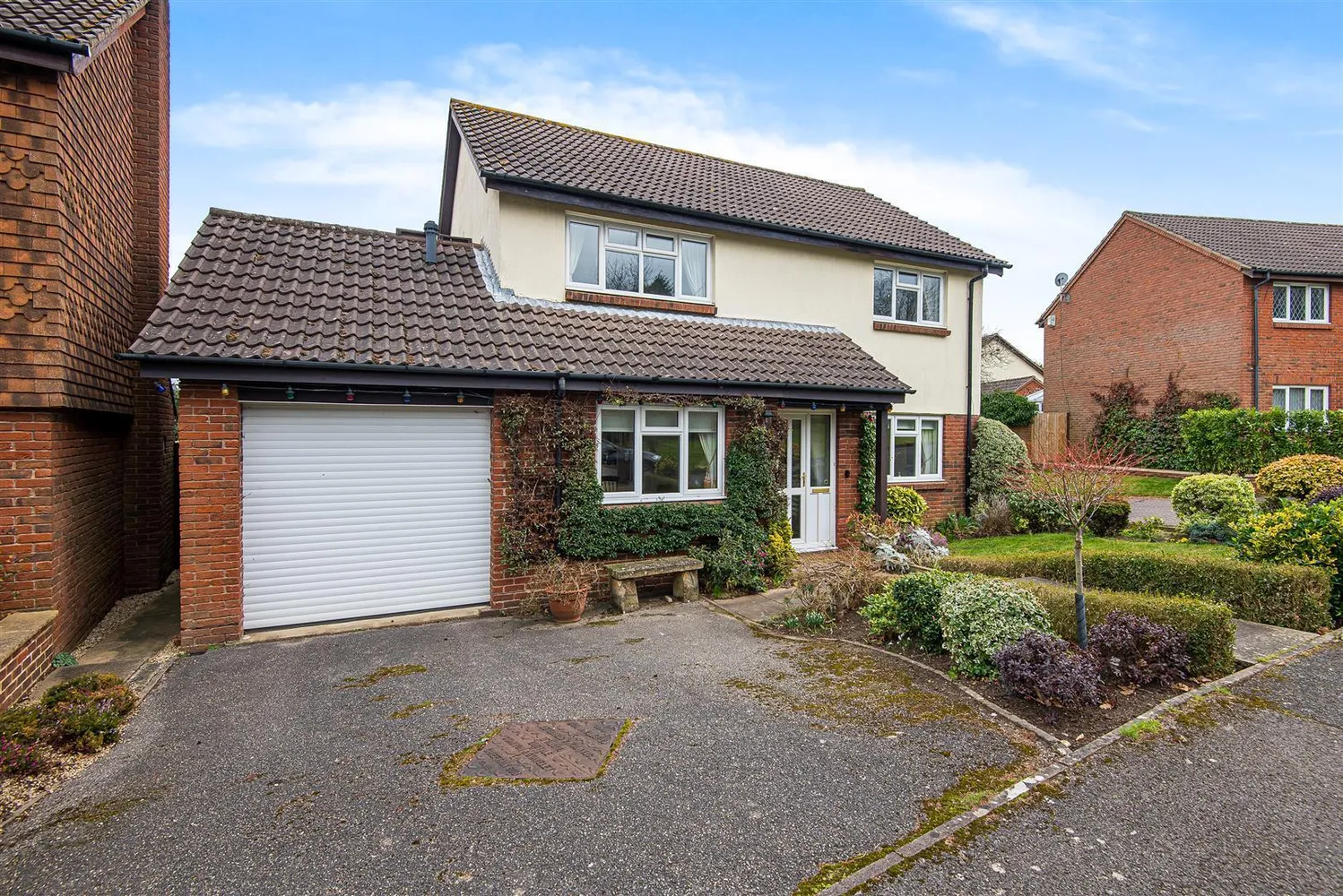 House Sumner Close in Mole Valley
