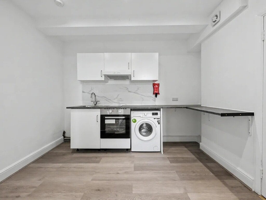 Flat Stoke Newington Road in Greater London