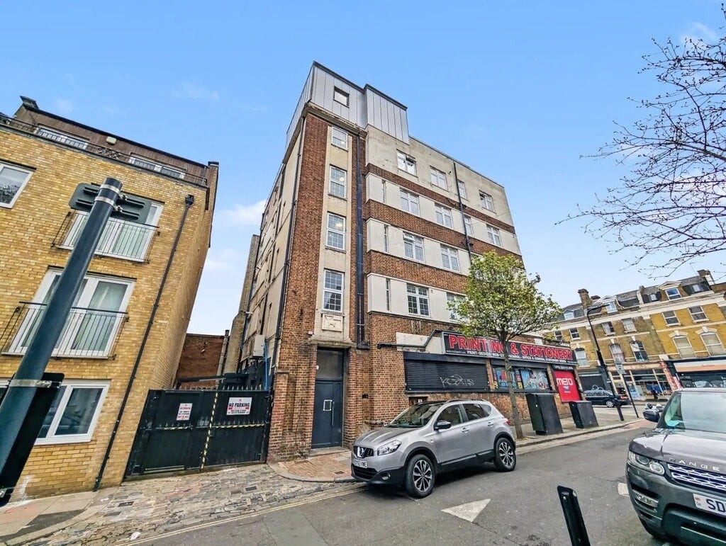 Flat Stoke Newington Road in Greater London