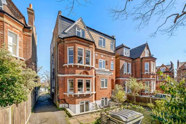 Flat Lyford Road in Greater London