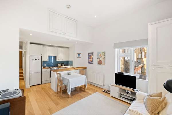 Flat Lyford Road in Greater London
