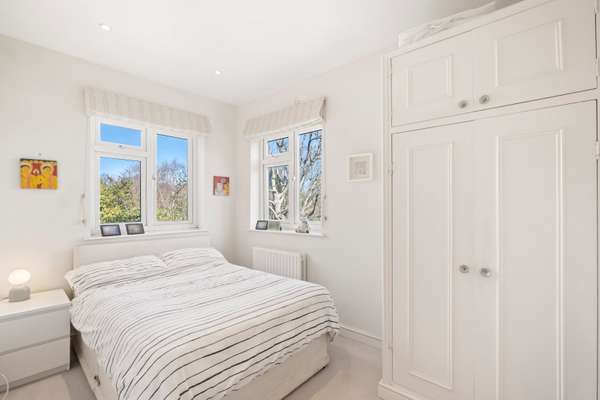 Flat Lyford Road in Greater London
