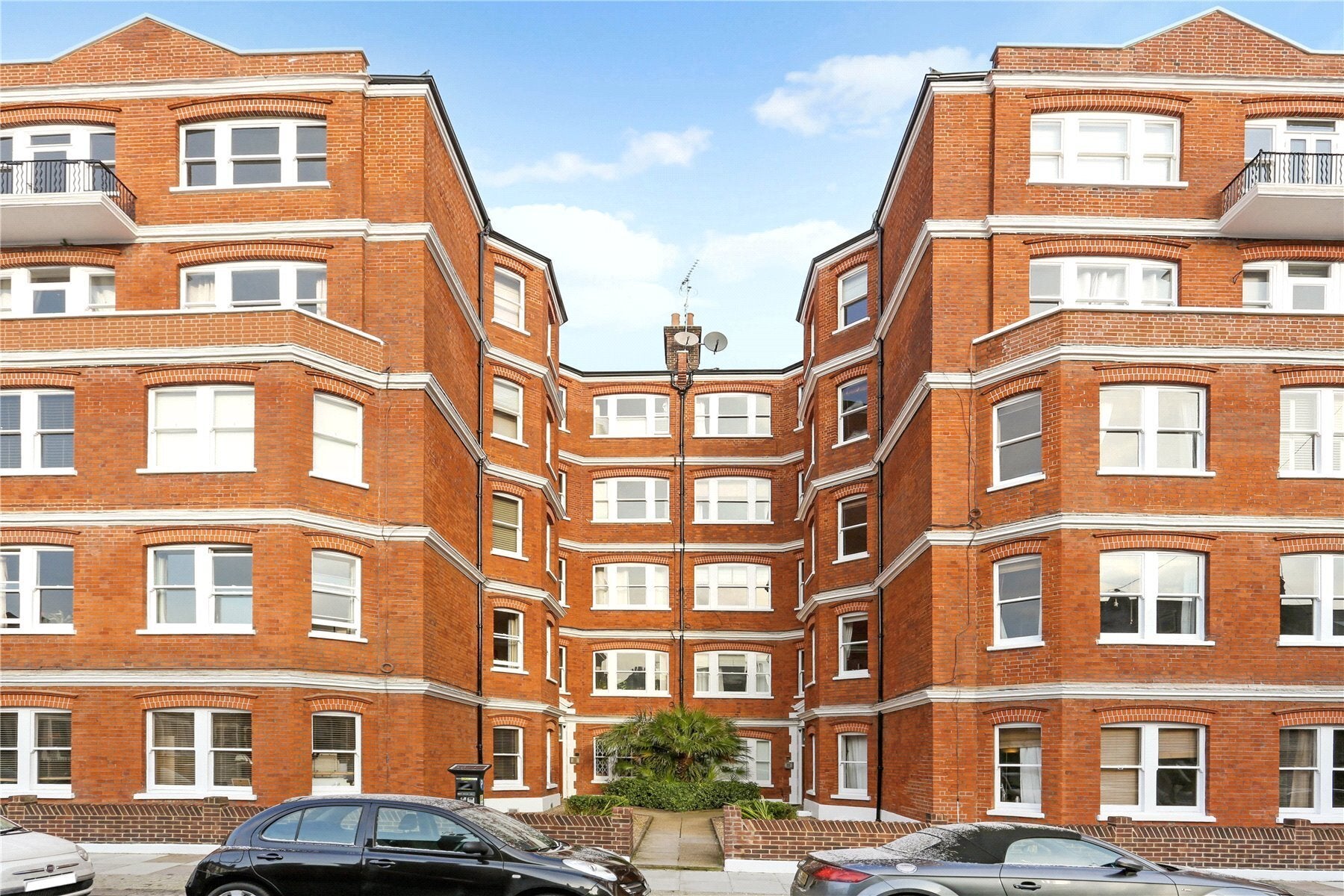 Flat Lurline Gardens in Greater London
