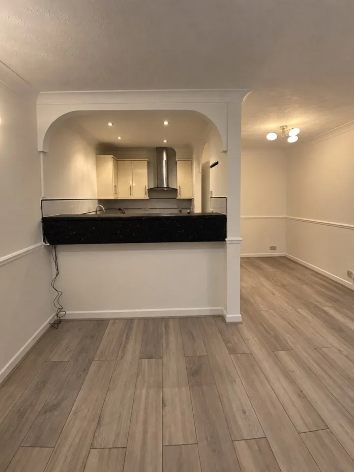 Flat Maltby Drive in Greater London