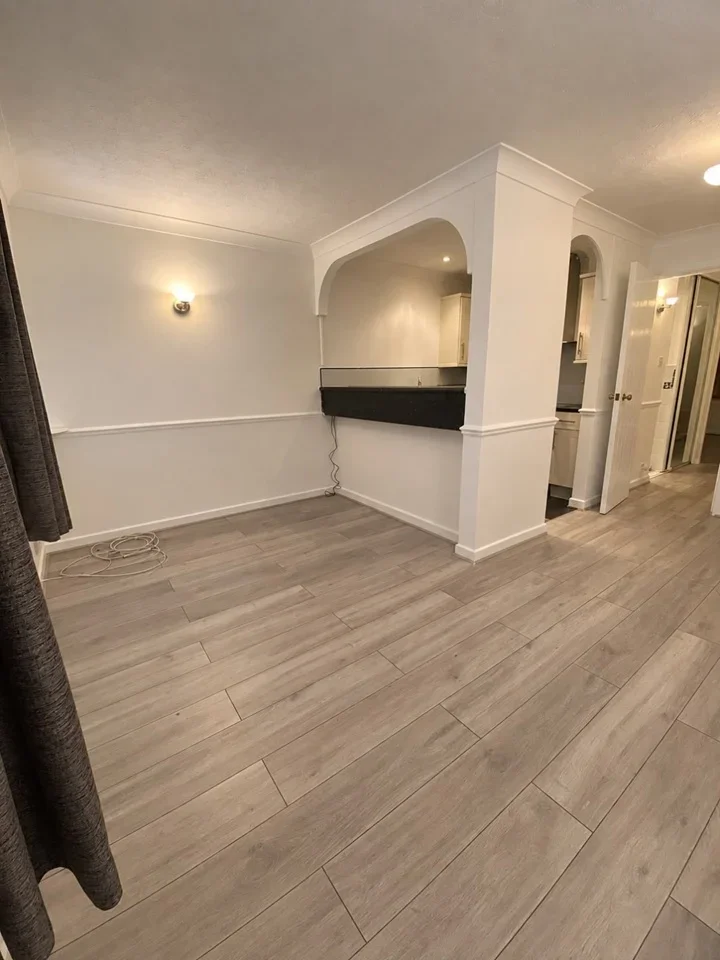 Flat Maltby Drive in Greater London