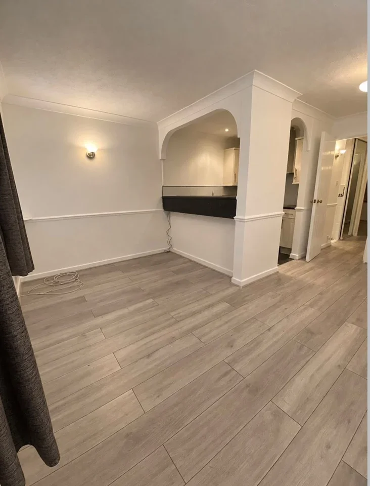 Flat Maltby Drive in Greater London