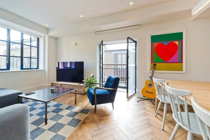 Flat Albion Yard in Greater London