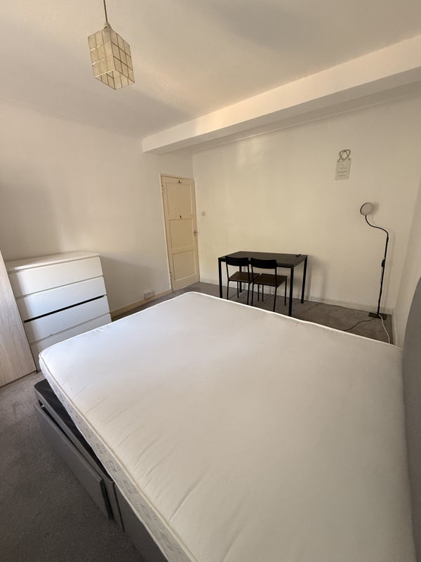 Room Lonsdale Road in Greater London