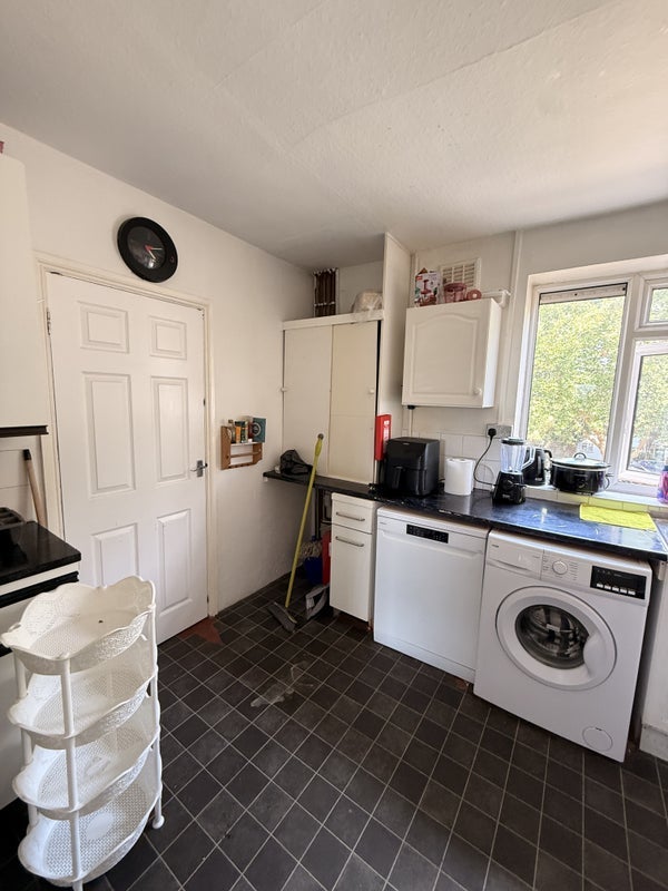 Room Lonsdale Road in Greater London