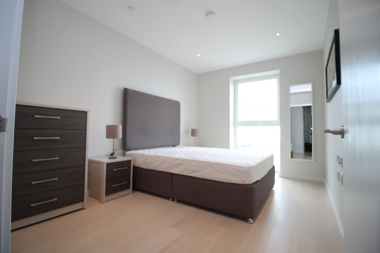 Flat Layard Street in Greater London