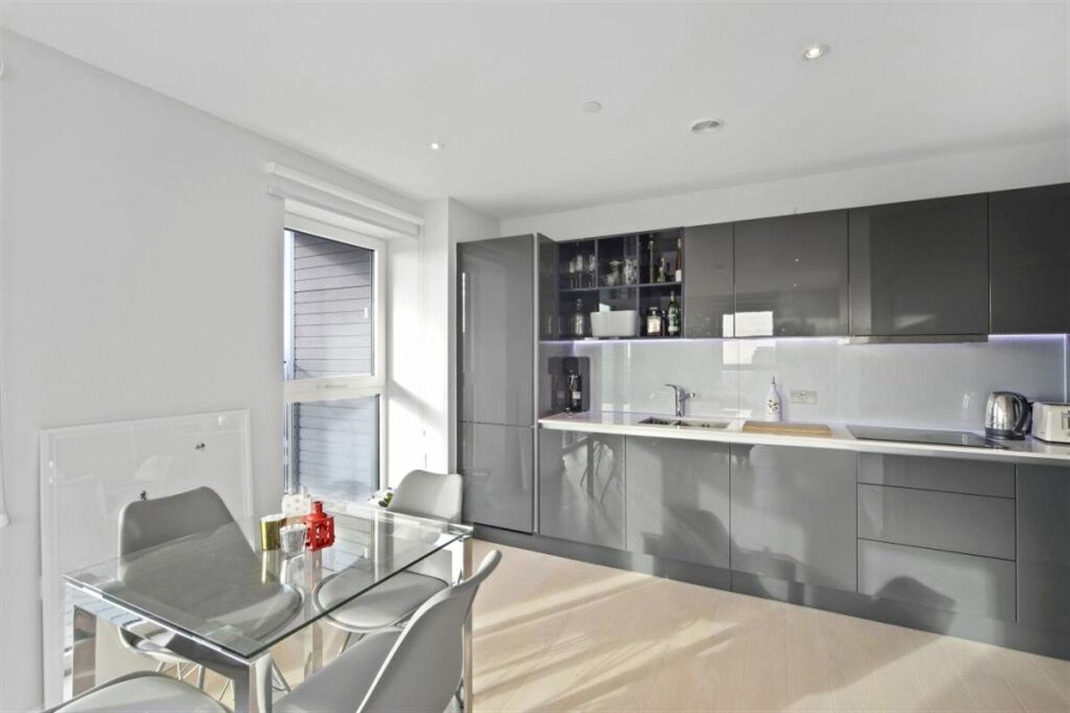 Flat Layard Street in Greater London