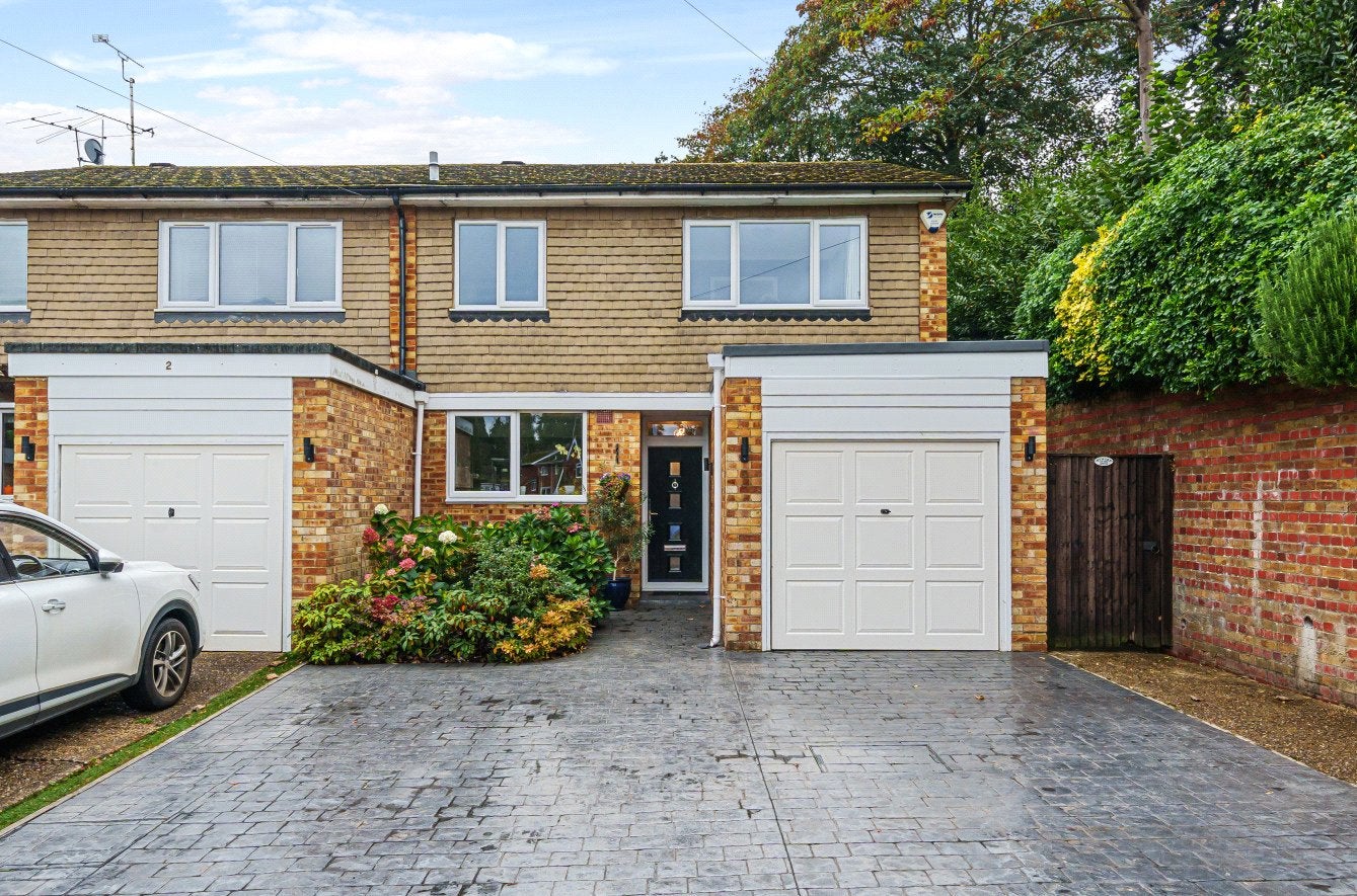 House Hanover Close in Surrey Heath