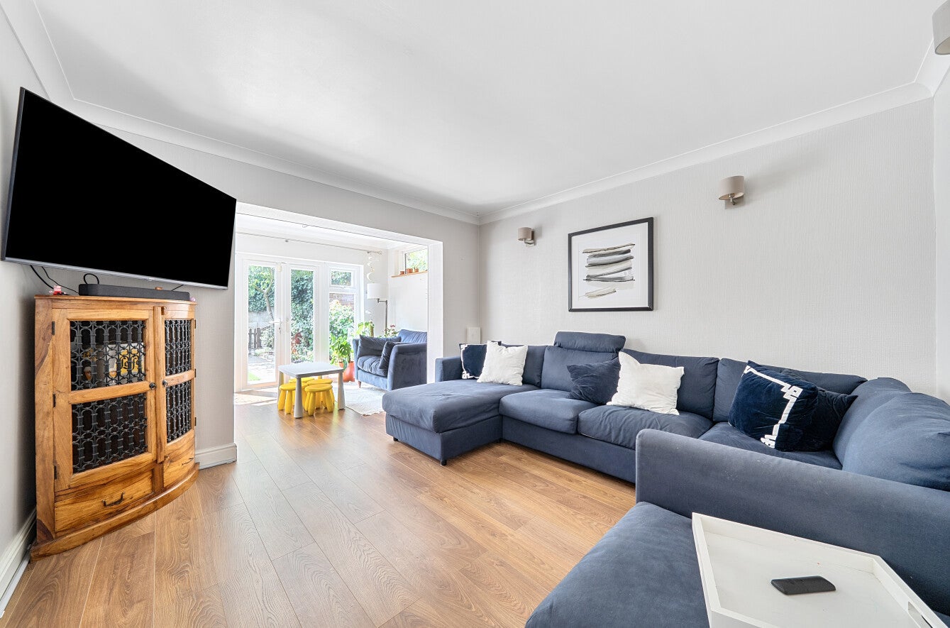 House Hanover Close in Surrey Heath