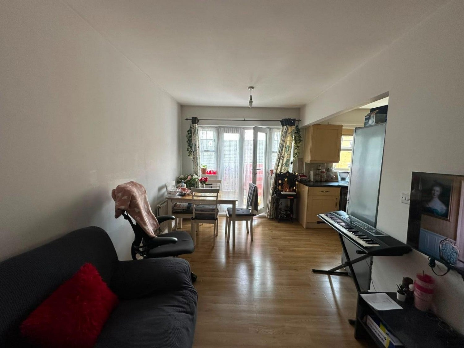Flat Warren Way in Greater London