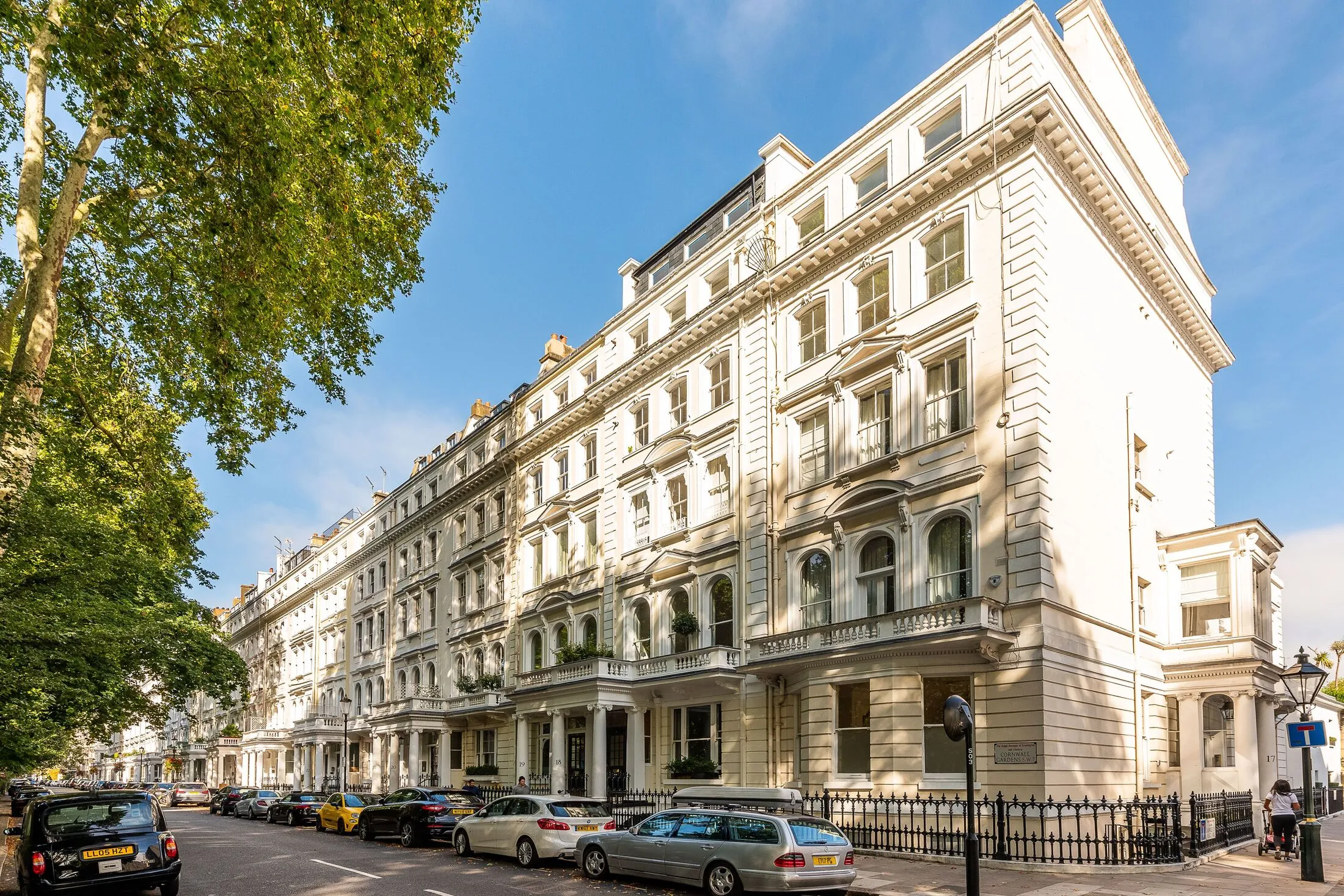 Flat Cornwall Gardens in Greater London