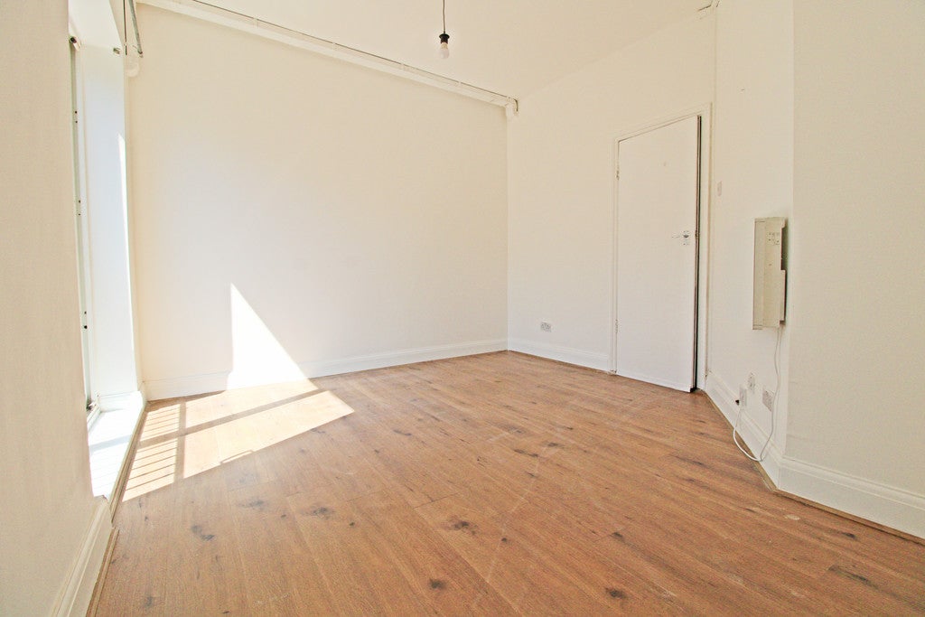 Flat Drysdale Street in Greater London