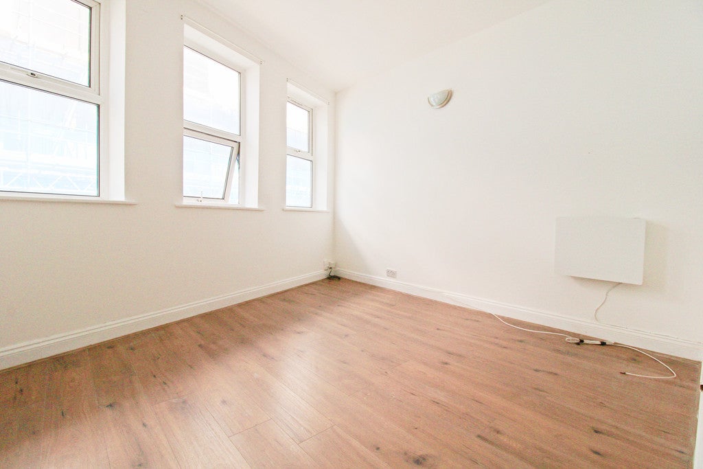 Flat Drysdale Street in Greater London