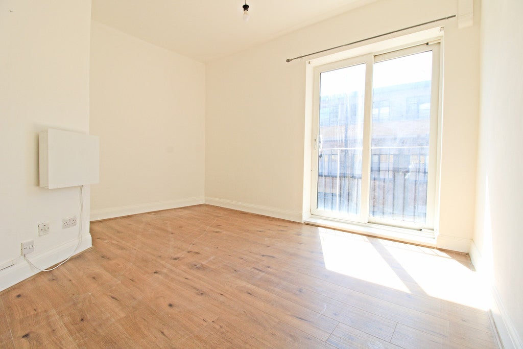 Flat Drysdale Street in Greater London