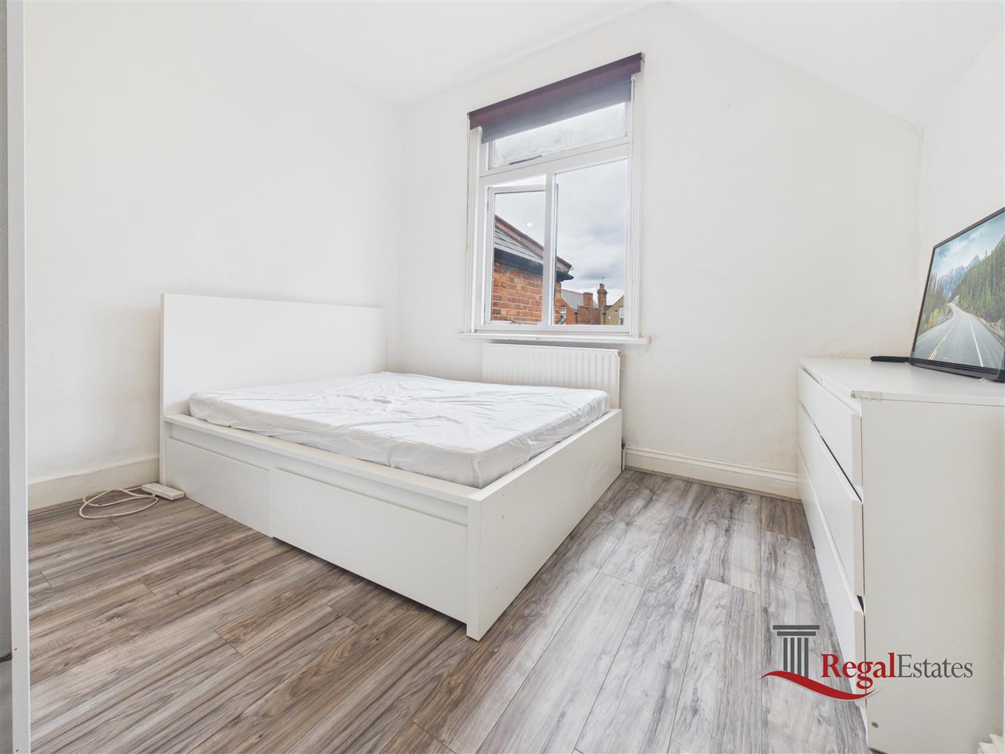 Flat Park Avenue in Greater London