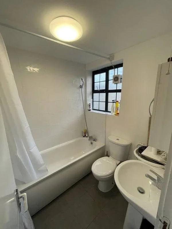 Room Dunkeld Road in Greater London