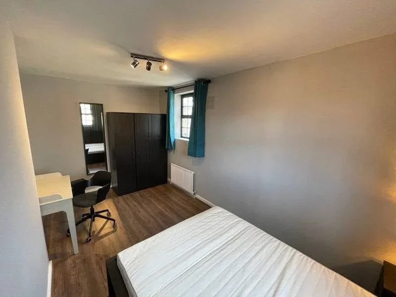 Room Dunkeld Road in Greater London
