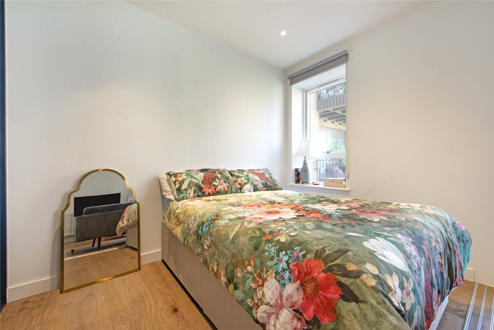 Flat City North Place in Greater London