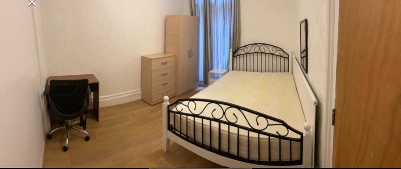 Room Leyton Grange in Greater London