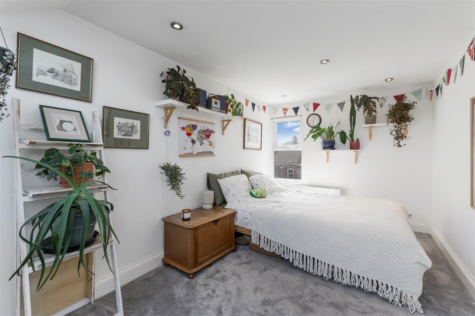Flat Warren Road in Greater London