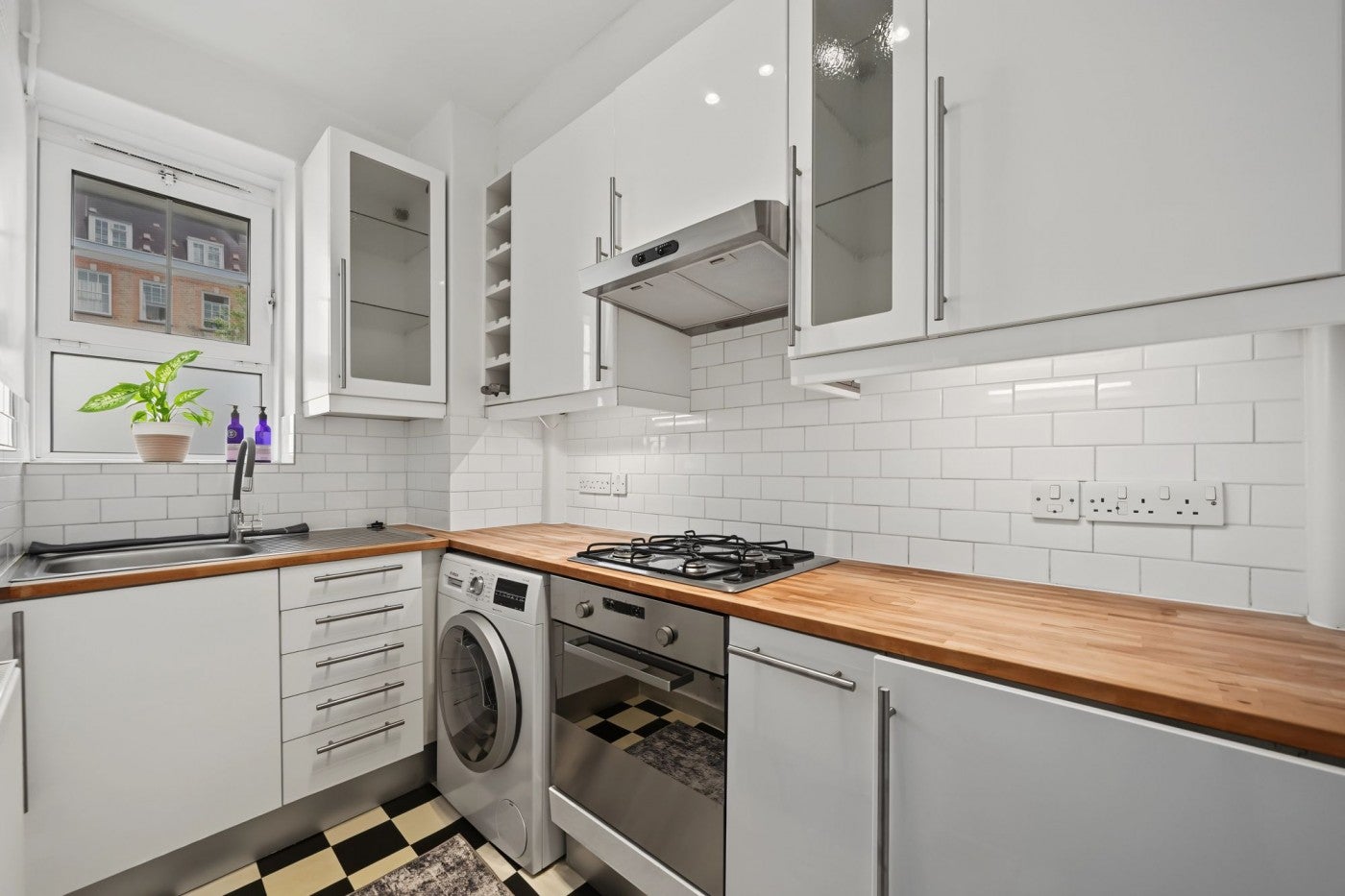 Flat Hazellville Road in Greater London