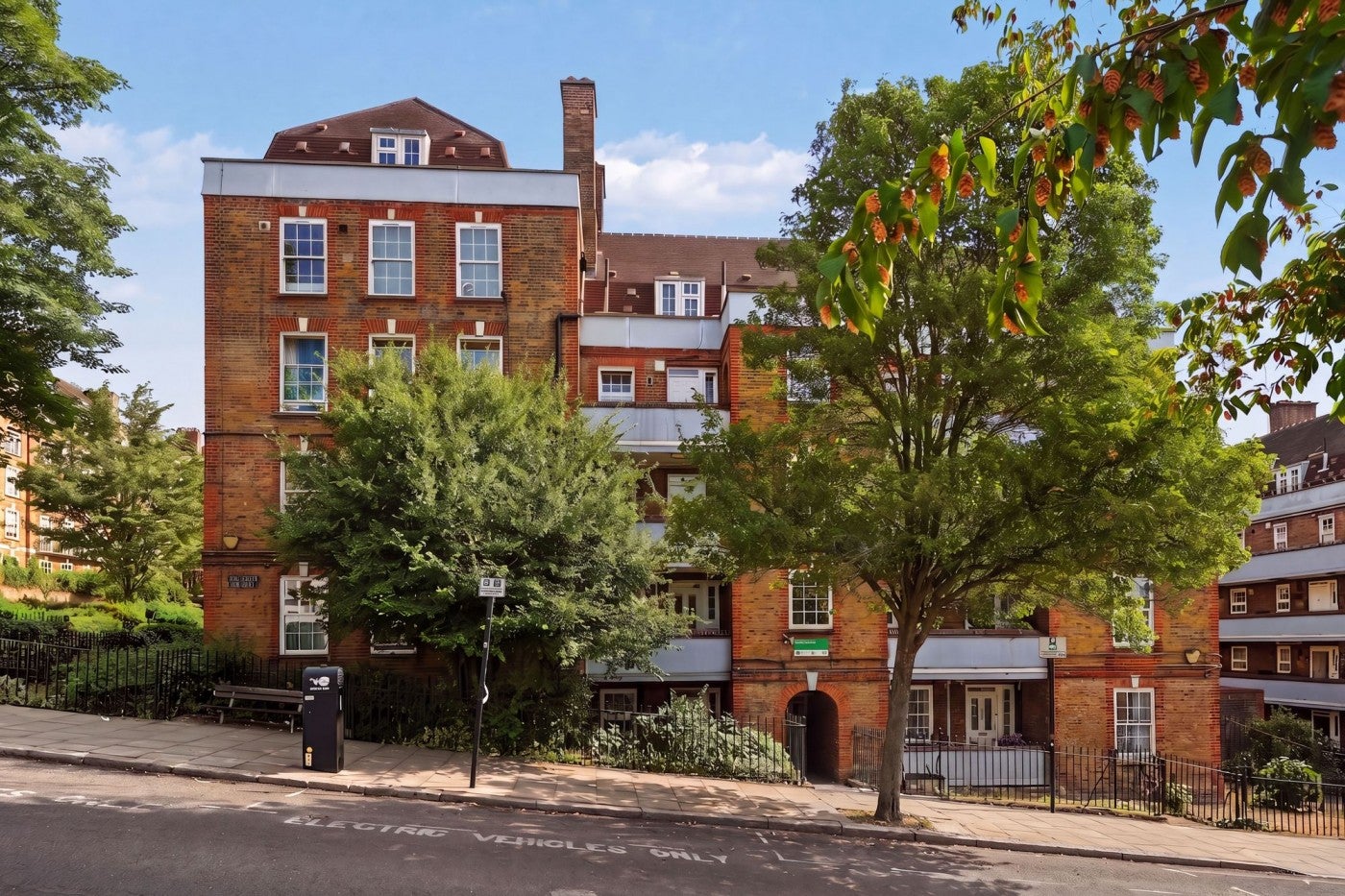 Flat Hazellville Road in Greater London