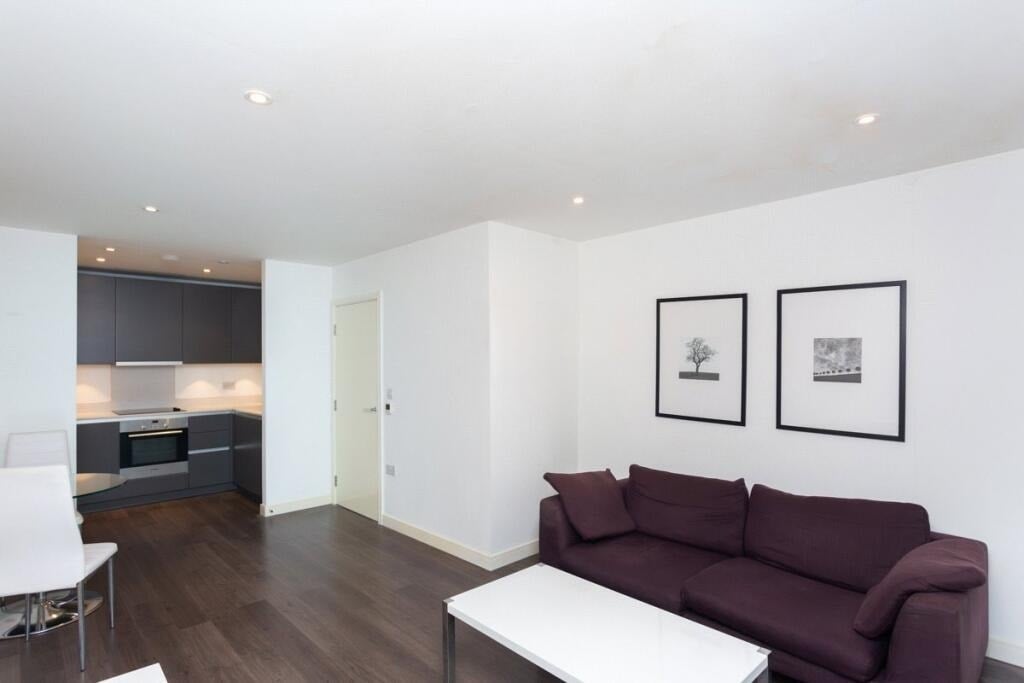 Flat Wellesley Road in Greater London