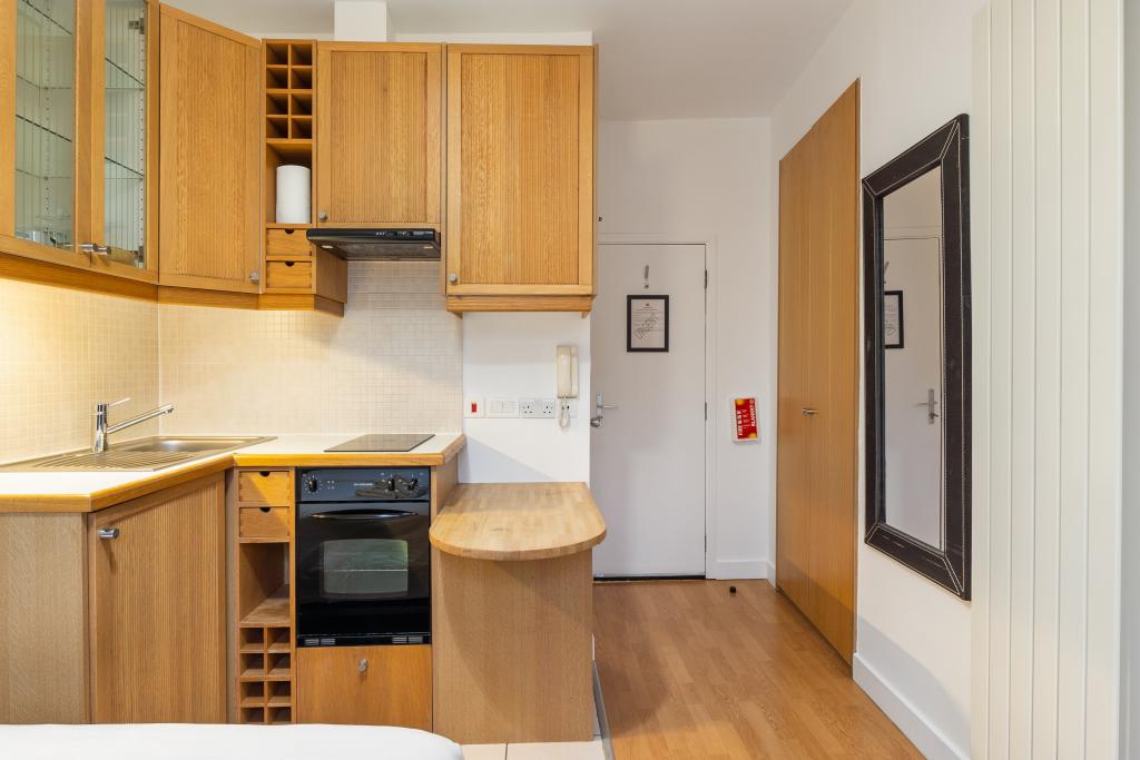 Flat Cartwright Gardens in Greater London