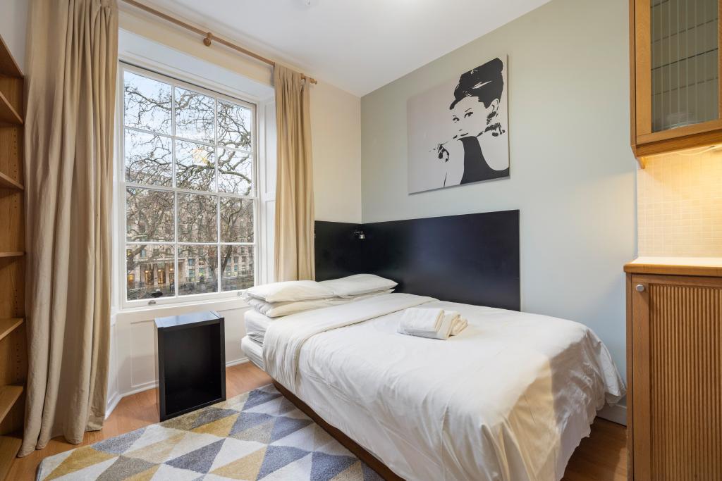 Flat Cartwright Gardens in Greater London