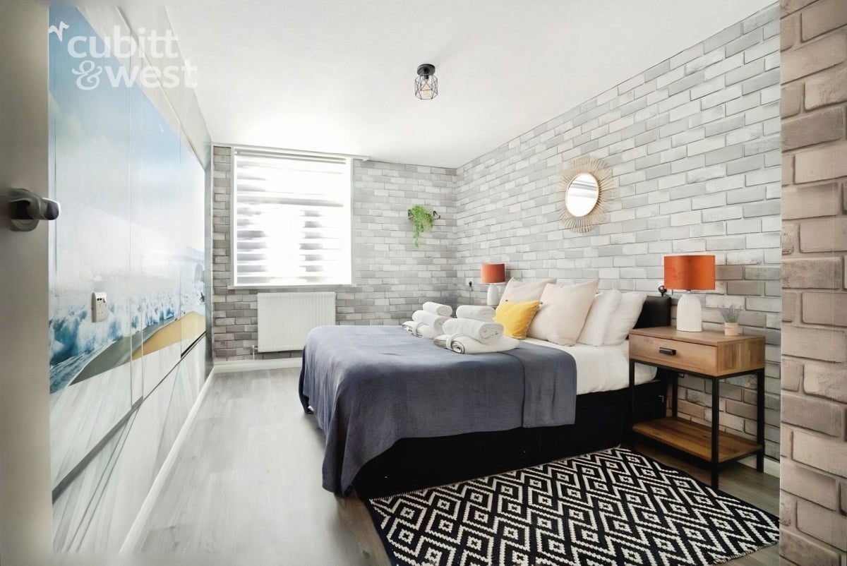 Room Croydon Road in Caterham