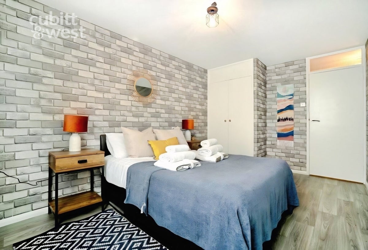 Room Croydon Road in Caterham