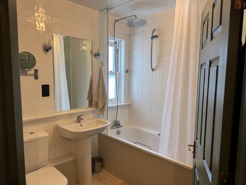 Room Kneller Road in Greater London