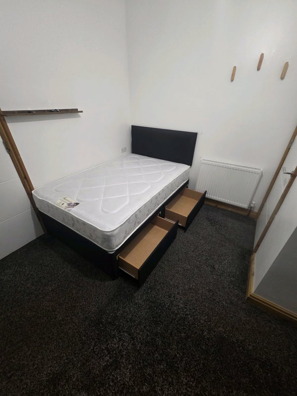 Room Breedon Road in Birmingham