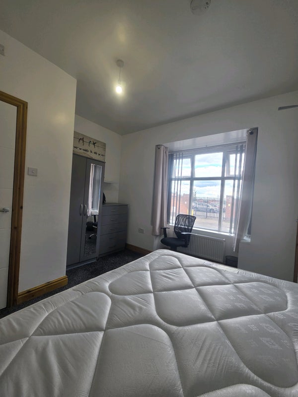 Room Breedon Road in Birmingham