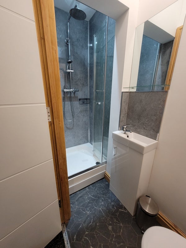 Room Breedon Road in Birmingham