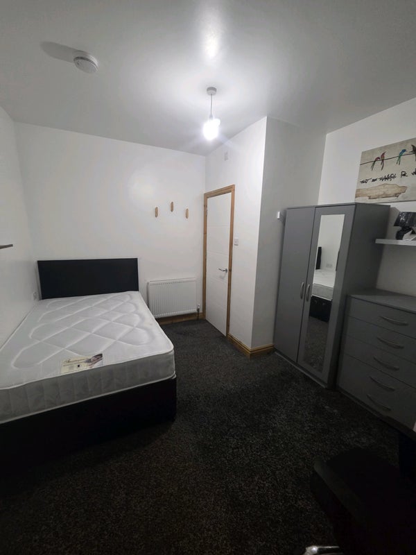 Room Breedon Road in Birmingham
