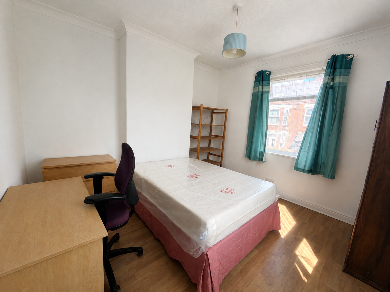 Room Humber Avenue in Coventry