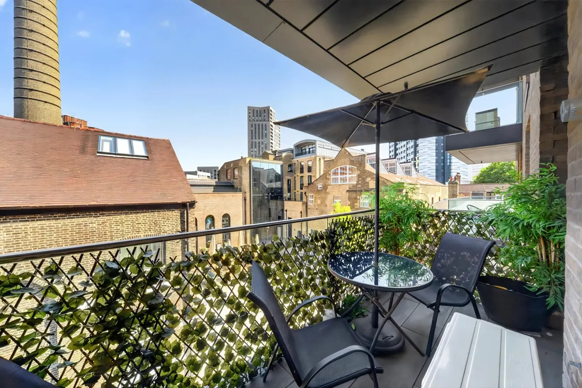 Flat Drapers Yard in Greater London