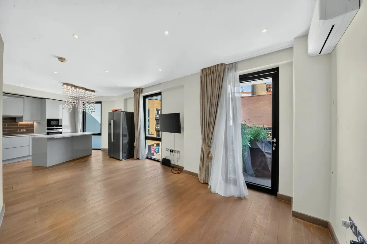 Flat Drapers Yard in Greater London