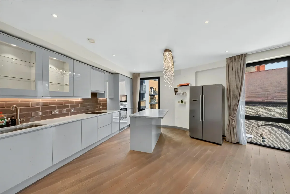 Flat Drapers Yard in Greater London