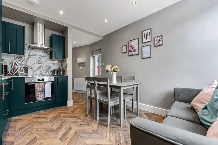 Flat Kimberley Gardens in Greater London