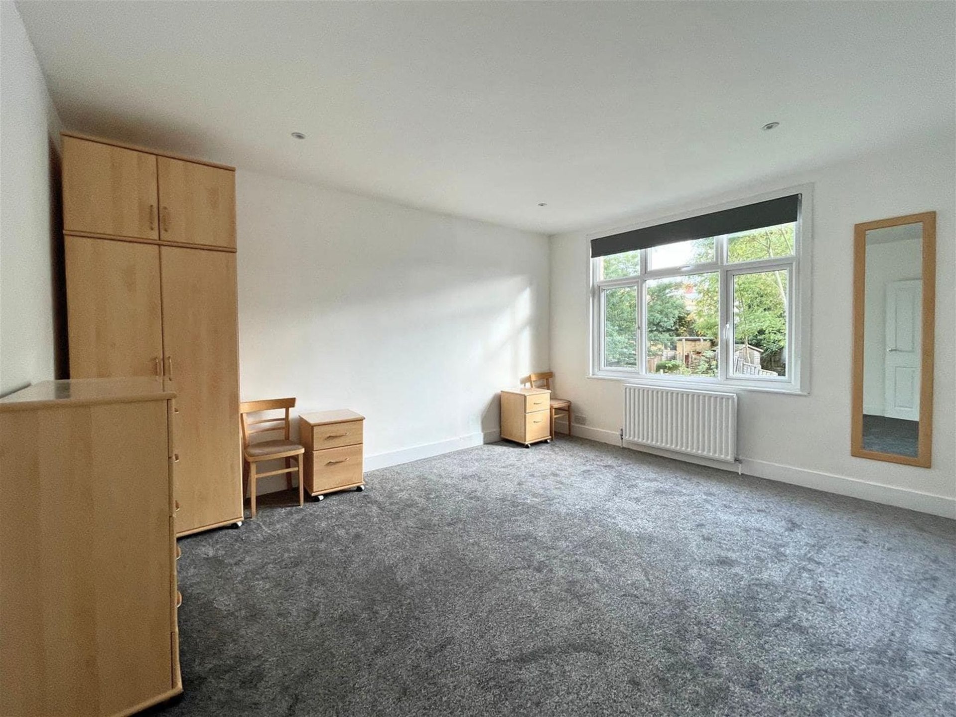 Flat Hutton Grove in Greater London