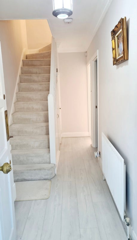 Room Rowan Crescent in Greater London